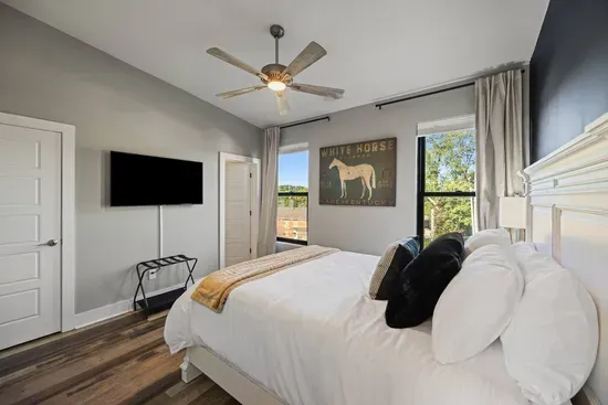 Winner's Circle | 2BR | Patio-Garage | DWTN | Distillery District