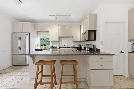 Homestretch on Lime | 2BR | Downtown | EV Charger
