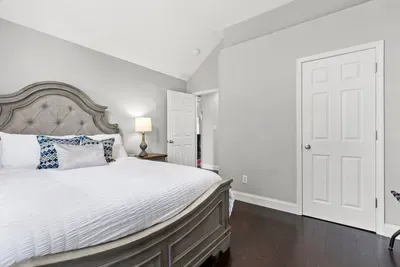 Queen bed, 50" tv, plenty of closet space.