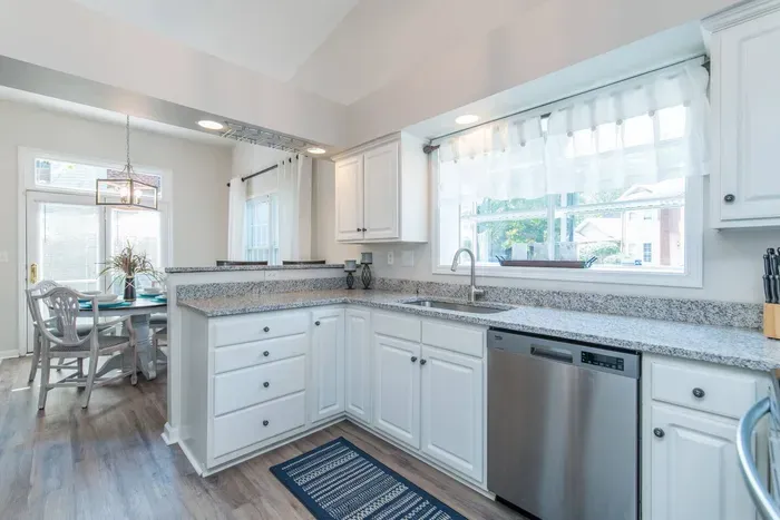 Fully stocked kitchen with all of the extras!