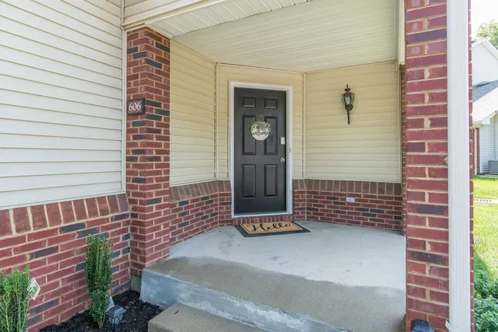 Southern Charm - Spacious Townhome close to UK - image 12 of 32