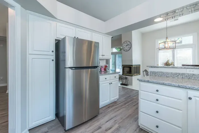 Full size refrigerator / freezer with ice maker