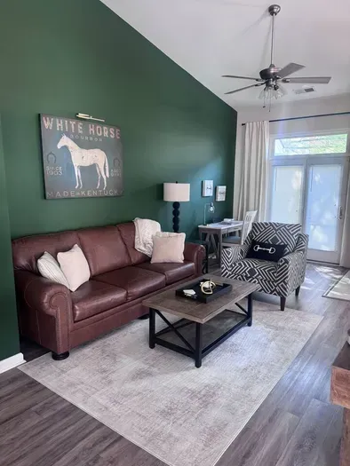 Southern Charm - Spacious Townhome close to UK - image 1 of 32