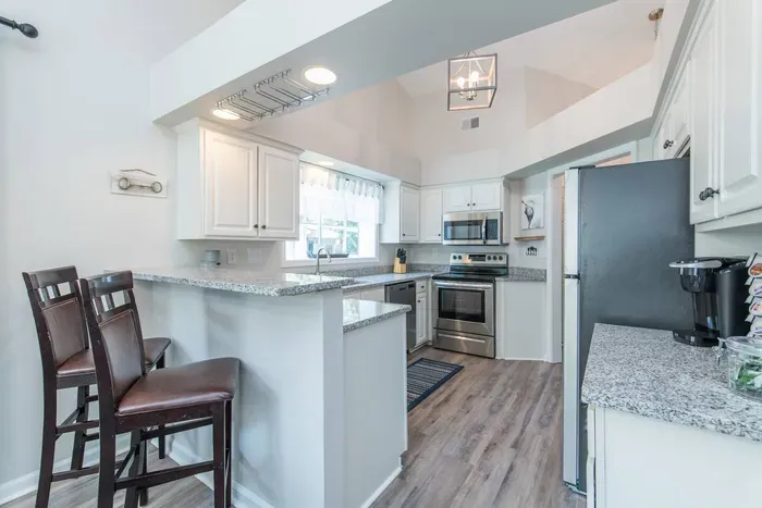 Fully stocked kitchen w/eat in bar
