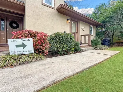 Pull right up to convenient on-site parking just steps from the unit, so arrivals and departures stay stress-free.