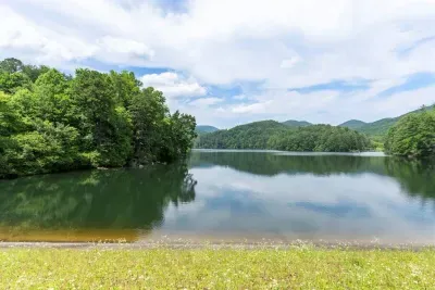 Just minutes from Honey Bee Cabin, Unicoi Lake offers breathtaking views, hiking trails, and kayak rentals — perfect for a peaceful outdoor escape.