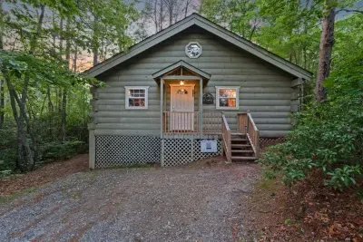 Welcome to Honey Bee Cabin — your peaceful hideaway in the woods. Step inside this cozy, rustic retreat where nature meets comfort, just minutes from downtown Helen.