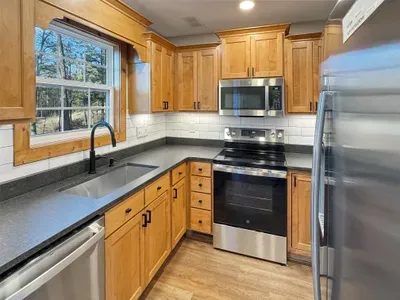 Cook up something delicious in this modern, fully equipped kitchen featuring stainless steel appliances. Whether it's a quick snack or a full group meal, this bright and functional space makes every preparation a delight.
