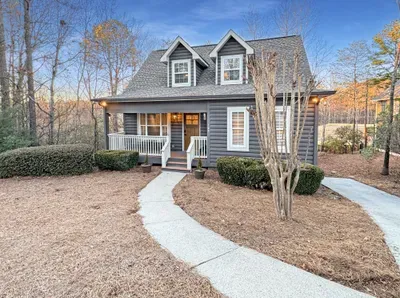 Welcome to Das Fischer Haus! 🌲 This charming mountain cottage features a picturesque front porch and a private, winding walkway. Nestled in a secure gated community, it offers the perfect peaceful retreat just minutes from downtown Helen.