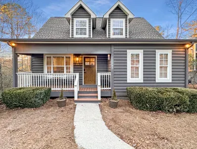 Welcome to Das Fischer Haus! 🌲 Our charming mountain cottage offers a private, peaceful retreat within a secure gated community. Experience the perfect blend of rustic beauty and modern comfort just minutes from downtown Helen.