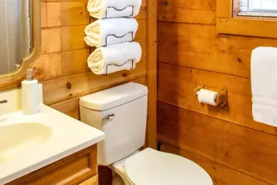 Bright, clean bathroom with fresh towels and a full shower/tub combo