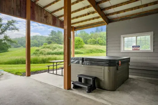 Spring Green, WI - The Zoo Barn! Pool, Hot Tub, Bball/Pkbl, Theater