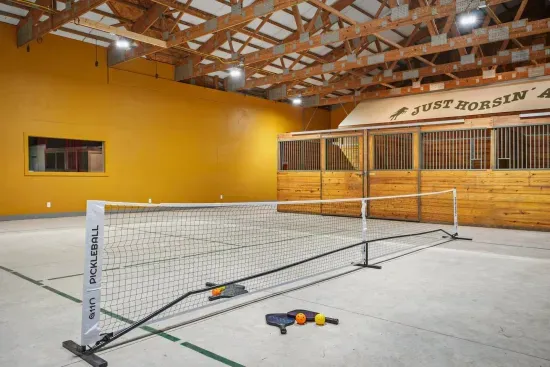 Spring Green, WI - The Zoo Barn! Pool, Hot Tub, Bball/Pkbl, Theater