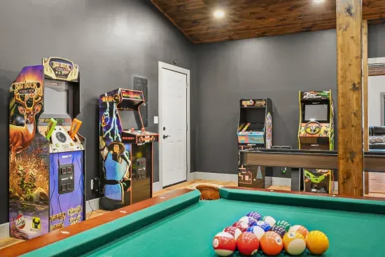 Spring Green, WI - The Zoo Barn! Pool, Hot Tub, Bball/Pkbl, Theater