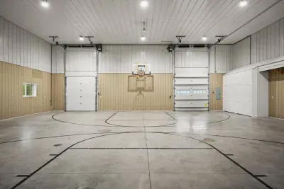 Spring Green, WI - The Zoo Barn! Pool, Hot Tub, Bball/Pkbl, Theater - image 13 of 85