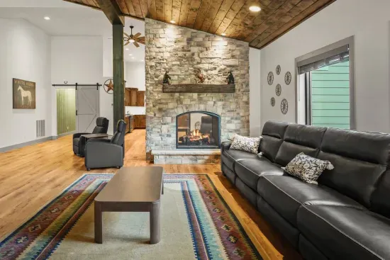 Spring Green, WI - The Zoo Barn! Pool, Hot Tub, Bball/Pkbl, Theater