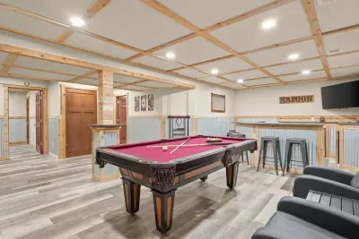 Marcellus, MI - Barn! Golf Sim/Theater/Slide/Hot Tub/Mini Golf/Bar - image 40 of 78