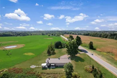 Marcellus, MI - Barn! Golf Sim/Theater/Slide/Hot Tub/Mini Golf/Bar - image 15 of 78