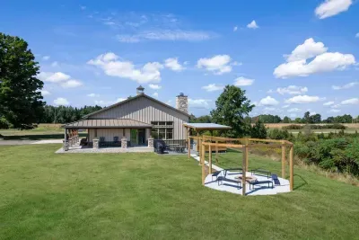 Marcellus, MI - Barn! Golf Sim/Theater/Slide/Hot Tub/Mini Golf/Bar - image 66 of 78