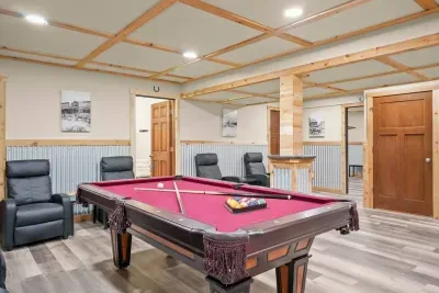 Marcellus, MI - Barn! Golf Sim/Theater/Slide/Hot Tub/Mini Golf/Bar - image 45 of 78
