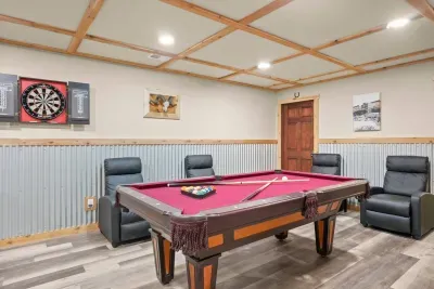 Marcellus, MI - Barn! Golf Sim/Theater/Slide/Hot Tub/Mini Golf/Bar - image 44 of 78