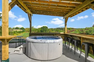 Marcellus, MI - Barn! Golf Sim/Theater/Slide/Hot Tub/Mini Golf/Bar - image 68 of 78
