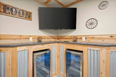 Marcellus, MI - Barn! Golf Sim/Theater/Slide/Hot Tub/Mini Golf/Bar - image 42 of 78