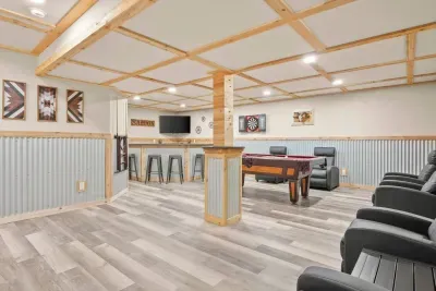 Marcellus, MI - Barn! Golf Sim/Theater/Slide/Hot Tub/Mini Golf/Bar - image 39 of 78