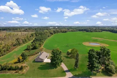 Marcellus, MI - Barn! Golf Sim/Theater/Slide/Hot Tub/Mini Golf/Bar - image 72 of 78