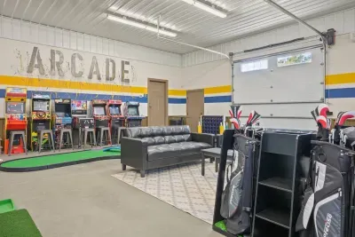 Marcellus, MI - Barn! Golf Sim/Theater/Slide/Hot Tub/Mini Golf/Bar - image 57 of 78