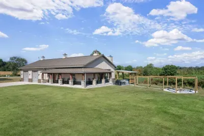 Marcellus, MI - Barn! Golf Sim/Theater/Slide/Hot Tub/Mini Golf/Bar - image 12 of 78