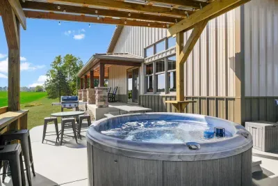 Marcellus, MI - Barn! Golf Sim/Theater/Slide/Hot Tub/Mini Golf/Bar - image 69 of 78