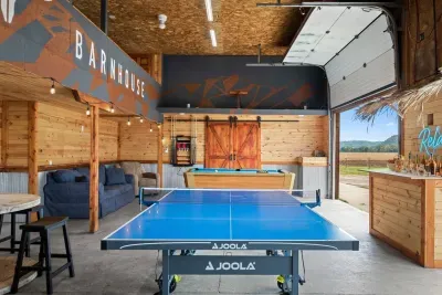 Tiki Bar / Ping Pong / Pool Table