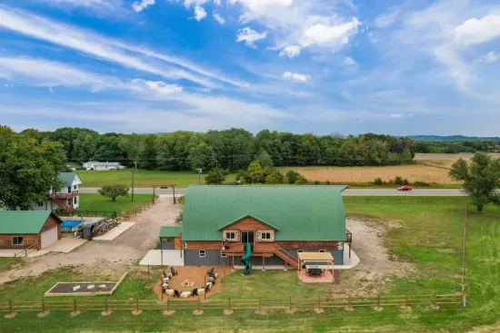 Arena, WI - Barnhouse! 2 Pools, MiniGolf, Indoor Park, Theater