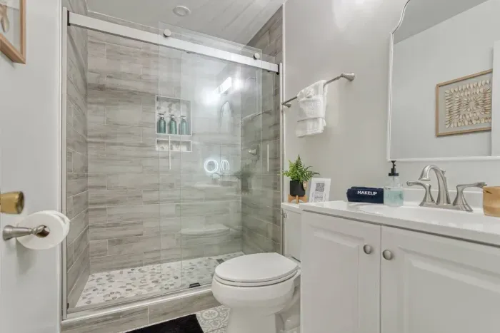 Stylish master bathroom, fully equipped with towels, shampoo, conditioner, and body wash.