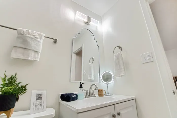 Master bathroom, fully equipped with towels, shampoo, conditioner, and body wash.