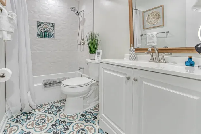 Stylish full bathroom, fully equipped with towels, shampoo, conditioner, and body wash.