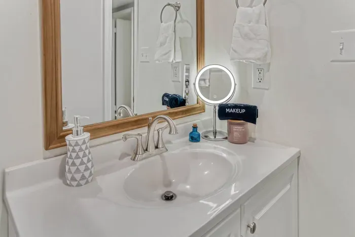 Stylish full bathroom, fully equipped with towels, shampoo, conditioner, and body wash.