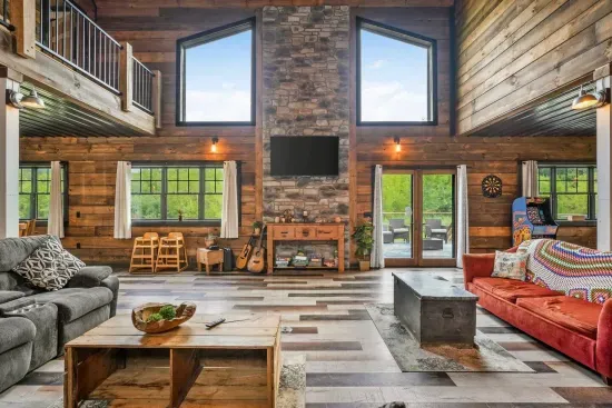 Merrimac, WI - Barn! Golf Sim, Theater, Slide, HotTub, Sauna, Bar