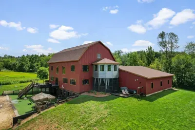 Merrimac, WI - Barn! Golf Sim, Theater, Slide, HotTub, Sauna, Bar - image 77 of 89