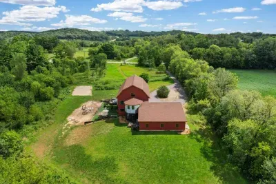 Merrimac, WI - Barn! Golf Sim, Theater, Slide, HotTub, Sauna, Bar - image 76 of 89
