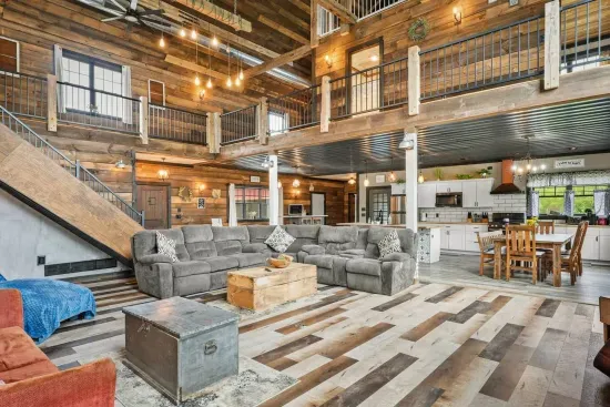 Merrimac, WI - Barn! Golf Sim, Theater, Slide, HotTub, Sauna, Bar