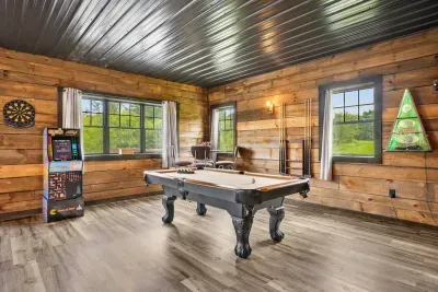 Merrimac, WI - Barn! Golf Sim, Theater, Slide, HotTub, Sauna, Bar - image 38 of 89