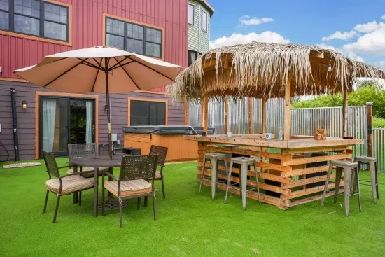 Merrimac, WI - Barn! Golf Sim, Theater, Slide, HotTub, Sauna, Bar
