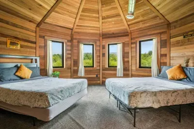 Merrimac, WI - Barn! Golf Sim, Theater, Slide, HotTub, Sauna, Bar - image 48 of 89