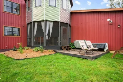 Merrimac, WI - Barn! Golf Sim, Theater, Slide, HotTub, Sauna, Bar - image 78 of 89