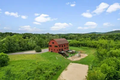 Merrimac, WI - Barn! Golf Sim, Theater, Slide, HotTub, Sauna, Bar - image 74 of 89