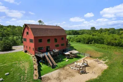 Merrimac, WI - Barn! Golf Sim, Theater, Slide, HotTub, Sauna, Bar - image 73 of 89