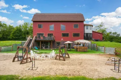 Merrimac, WI - Barn! Golf Sim, Theater, Slide, HotTub, Sauna, Bar - image 72 of 89