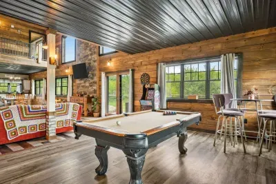 Merrimac, WI - Barn! Golf Sim, Theater, Slide, HotTub, Sauna, Bar - image 39 of 89